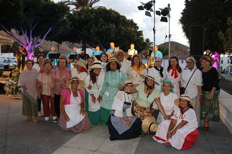 Yaiza llena sus calles de alegría música y tradición el Día de