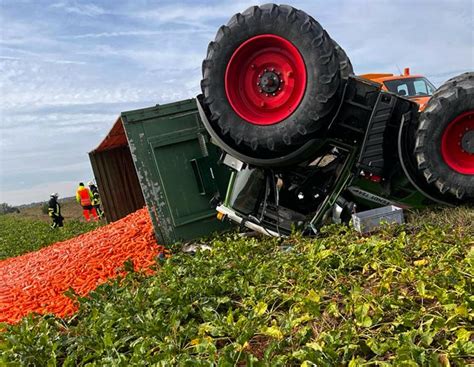 Berholman Ver Traktor Gespann Verliert Bei Unfall Tonnen M Hren