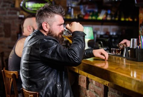 Peça bebida alcoólica o bar é um lugar relaxante beba e relaxe homem