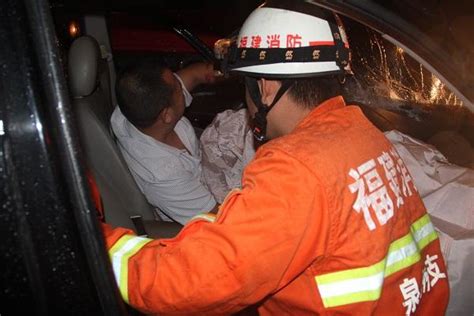 雨夜小車與貨車相撞司機被困 南安消防成功解救 每日頭條