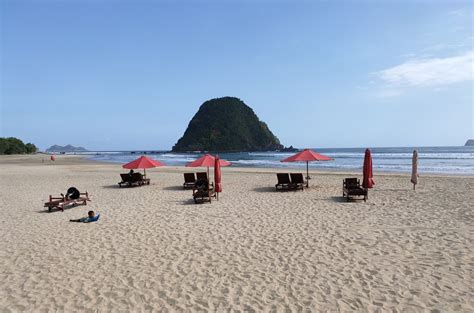 Eksotisme Pantai Pulau Merah Banyuwangi Paradiso