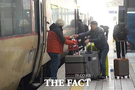 하루 앞으로 다가온 설 연휴 귀성객들로 붐비는 용산역 Tf사진관 포토 기사 더팩트