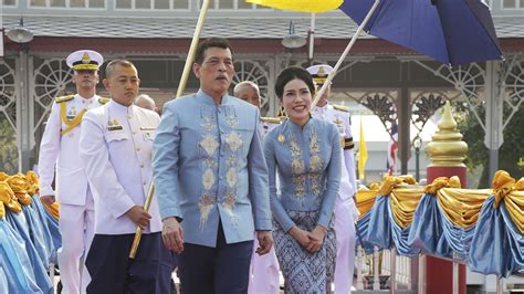 Thai König Rama X Zeichnet Zukunft Mit Seiner Geliebten Koi Blick