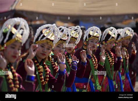 Los nepaleses de la comunidad de etnia Gurung bailan con la música de