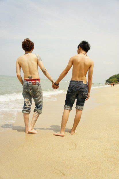Salerno Giovane Coppia Gay Rimproverata In Uno Stabilimento Balneare Siate Composti Ci Sono