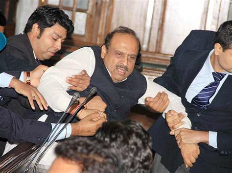 Bjp Mla Vijender Gupta Stands On Delhi Assembly Bench Oneindia