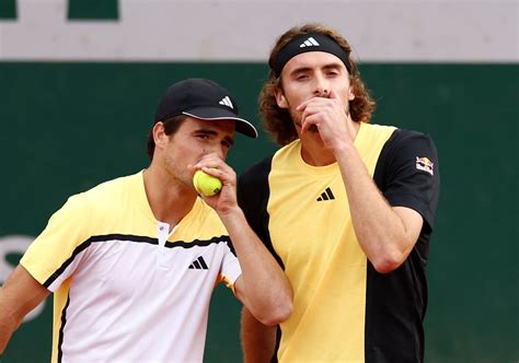 Roland Garros 2024 Lamour Pour Un Frère Las Dans Le Trou Du Philosophe Tsitsipas Tennis