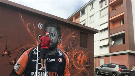 Un portrait géant de Téji Savanier footballeur et enfant prodige de la