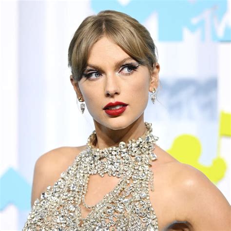 Female Artist Taylor Swift Creates History