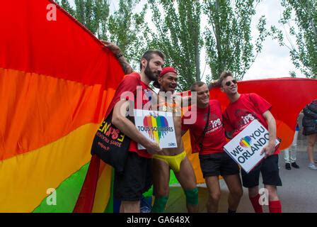 Paris France Groupe d hommes posant pour des photos à la fierté gay