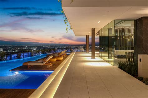 8408 Hillside Avenue 302048px