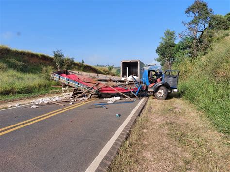 Caminhão carregado de milho tomba na SP 350 em São José do Rio Pardo