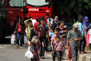 Pemudik Tiba Di Terminal Kampung Rambutan Datatempo