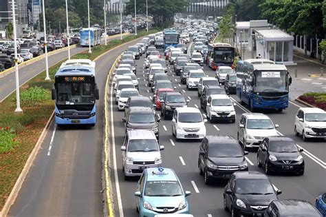 Transportasi Umum Vs Pribadi Mana Yang Lebih Baik