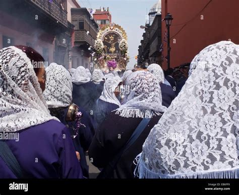 Procesión Del Señor De Los Milagros En La Ciudad De Lima Perú