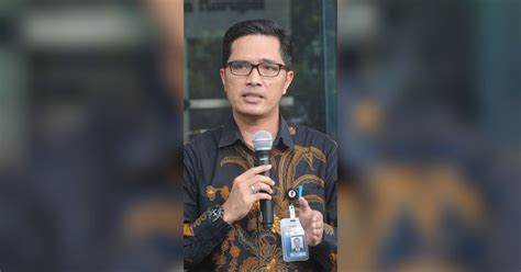 Diperiksa Kpk Febri Diansyah Diselisik Penyidik Soal Dokumen Kasus