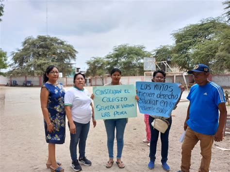 Piura docentes y padres de familia exigen la reconstrucción del