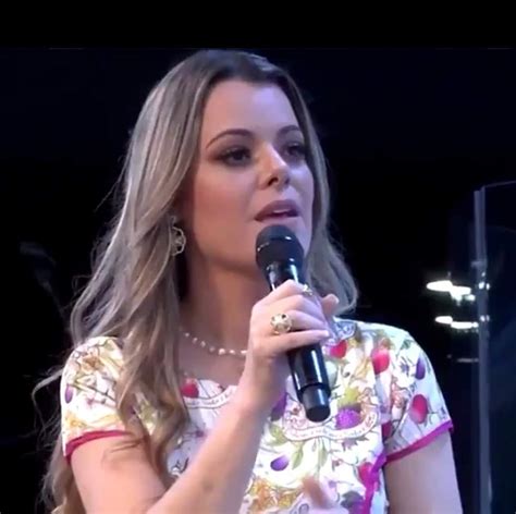 Cantora Gospel Ana Paula Valad O Acusada De Homofobia