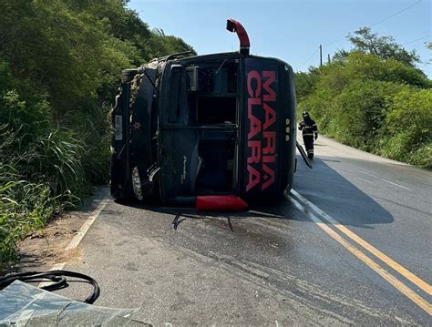 Ônibus de cantora pernambucana tomba em rodovia alagoana veja o que se