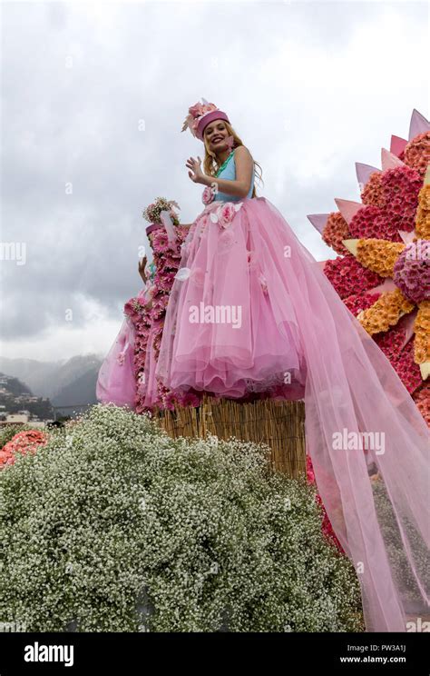 Funchal Madeira Portugal April 22 2018 Girls In Colorful Costumes