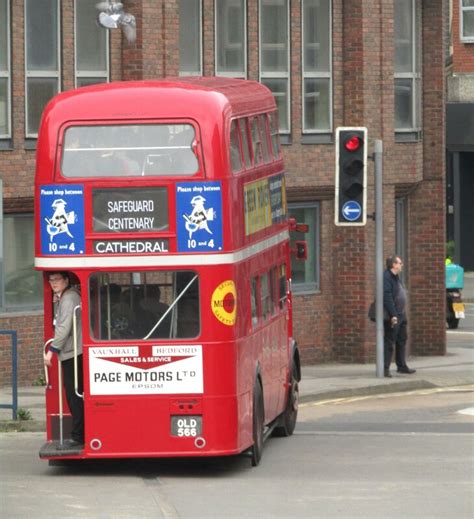 Guildford Vintage Shuttle Bus © Colin Smith Geograph Britain And