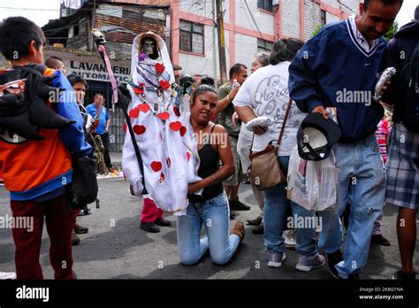 A principios de mes cientos de fieles llegan al número 12 de la calle