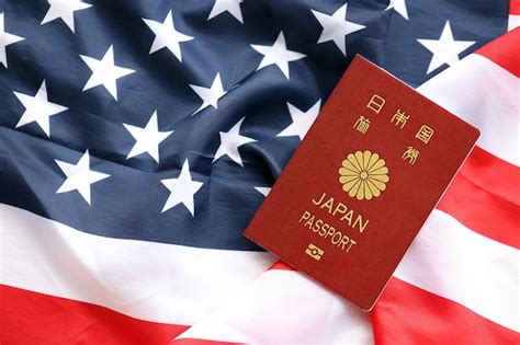 Passaporte do Japão em fundo da bandeira nacional dos Estados Unidos em