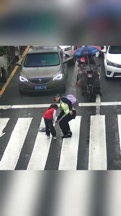 雨天路滑小女孩过斑马线摔倒，交警飞奔而来捡起书包抱起女孩，一直护送女孩到了学校暖心 生活百態 感动 正能量 Youtube