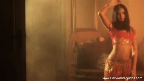 Beautiful Indian Babe Shows Off India Babe