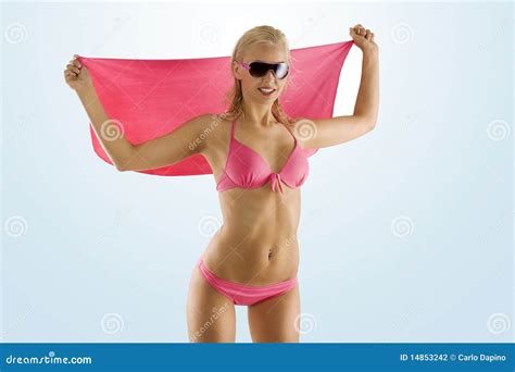 Ragazza Sexy Bionda In Bikini Ed Occhiali Da Sole Dentellare Fotografia