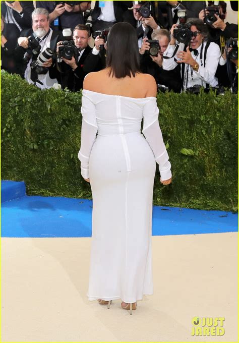 Kim Kardashian Goes Solo At Met Gala 2017 Wears No Jewelry Photo 3892979 Kim Kardashian