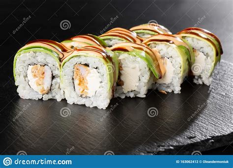 Sushi Rollos Con Gambas De Tempura A La Parrilla Aguacate Tortilla Y