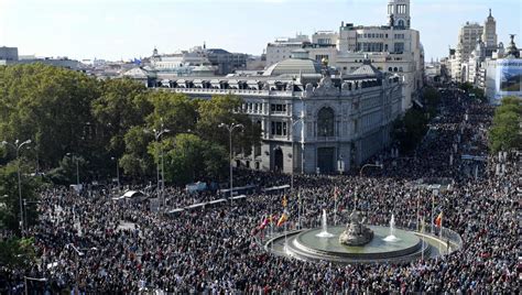 Centinaia Di Migliaia Di Persone In Piazza A Madrid Contro I Tagli Alla