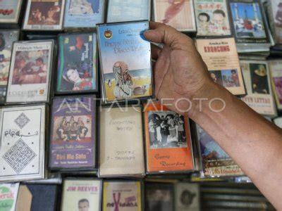 PENJUALAN KASET PITA MUSIK JADUL DI DEPOK ANTARA Foto