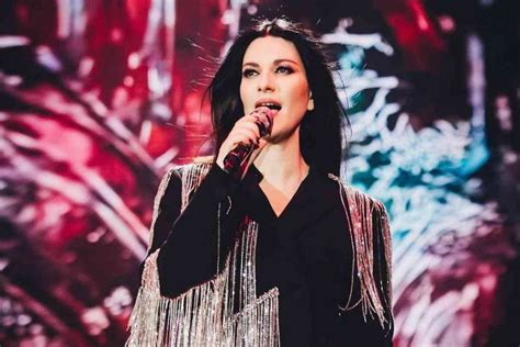 Laura Pausini è in giro per il mondo il tour è diviso in tre atti