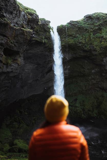 Excursionista Femenina Con Una Vista De La Cascada Kvernufoss En El Sur