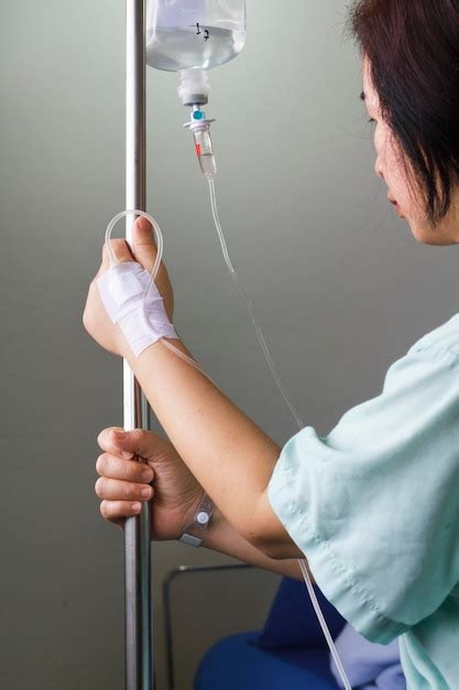 Paciente mujer en el hospital con solución salina intravenosa iv