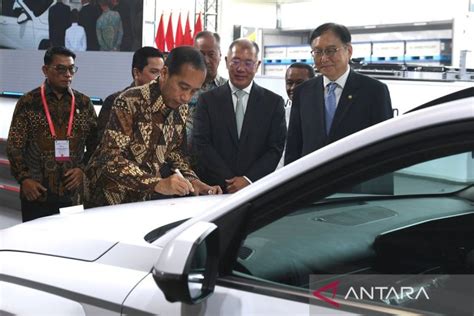 Resmikan Pabrik Baterai EV Jokowi Tandatangani Mobil Kona Electric