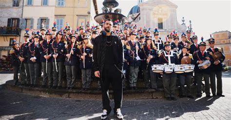 News Radioitalia Marco Mengoni E La Banda Di Ronciglione Nel Video Di