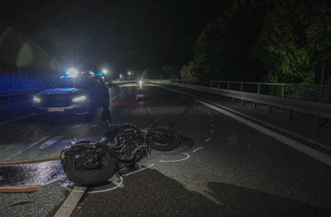 Autobahndreieck Leonberg Motorradfahrer Kommt Bei Unfall Ums Leben