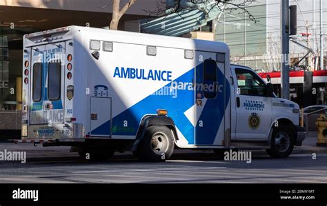 Ambulance Responding To Emergency Hi Res Stock Photography And Images