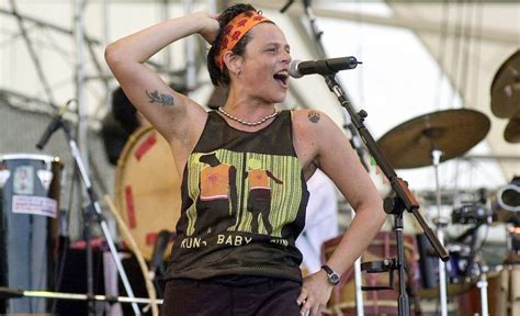 Fora de Série Destaques do mês nos streamings são punk dos anos e sex symbol dos s HORAS