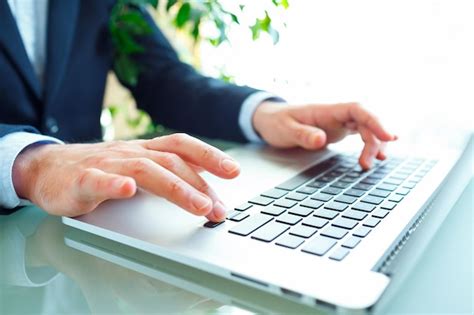 Hombres Trabajadores De Oficina Escribiendo En El Teclado Foto Premium