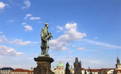 Estatua De Juan De Nepomuk En Charles Bridge En Praga Foto De Archivo