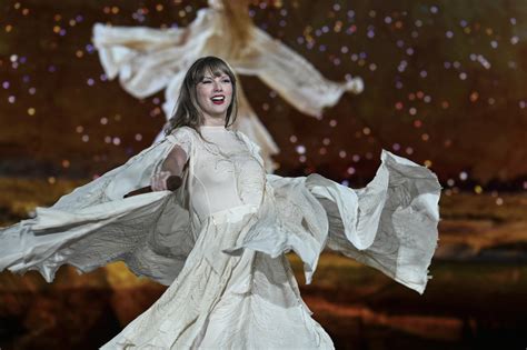 Taylor Swift Fans Awestruck Over Swifties Handmade Blanket Depicting Eras Tour ‘unreal Talent