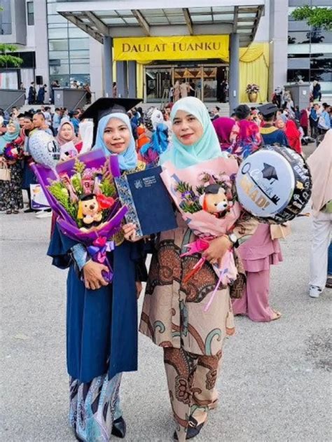 Mahasiswi Ini Ditunggu Keluarga di Halaman Kampus saat Kuliah, Penuh ...