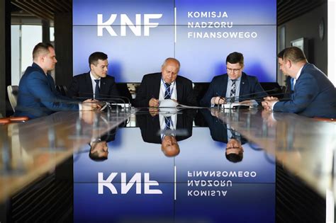 KNF ostrzega przed firmą inwestycyjną podszywającą się pod znany bank