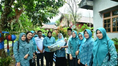 Pemda Bersama Tp Pkk Boltim Sulawesi Utara Salurkan Bantuan Benih Ikan