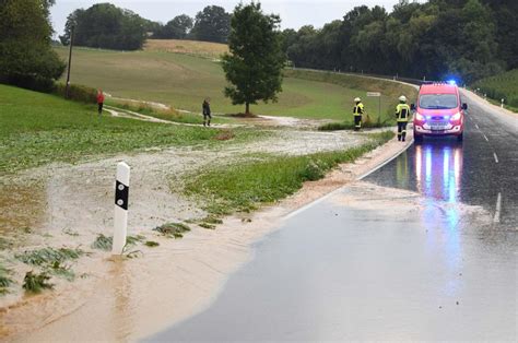 Neumarkt Sankt Veit Wassermassen auf Feld MÜ4 wegen Unwetter gesperrt