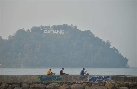 Foto Diselimuti Kabut Asap Kualitas Udara Di Kota Padang Menurun